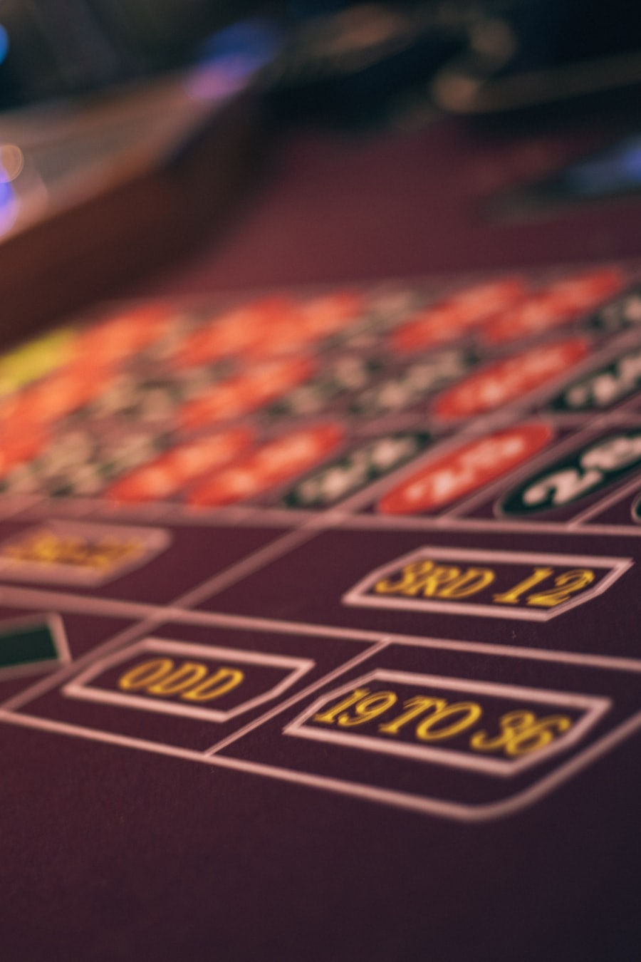 Kartu dibagikan di meja baccarat