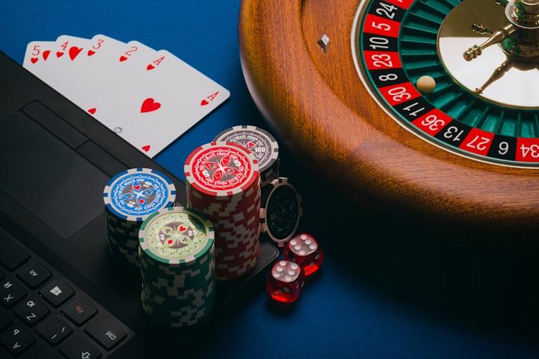 Kartu dan chip di atas meja poker