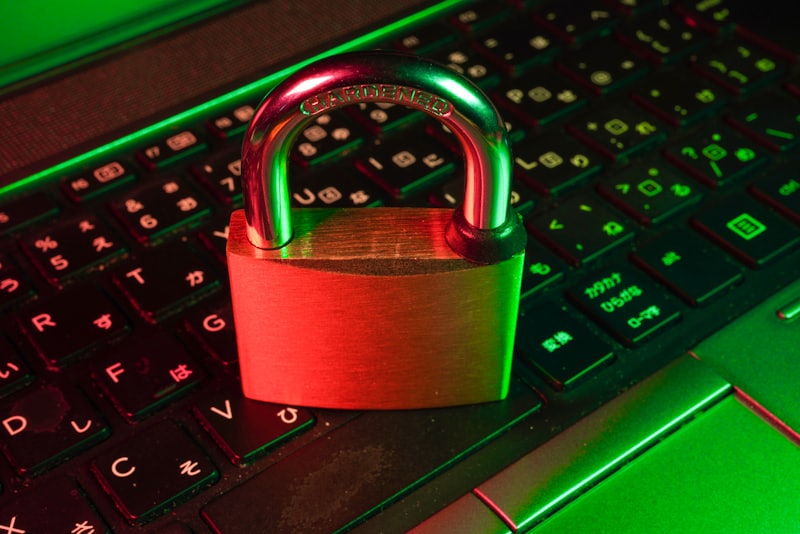 Gembok dan keyboard sebagai simbol keamanan login