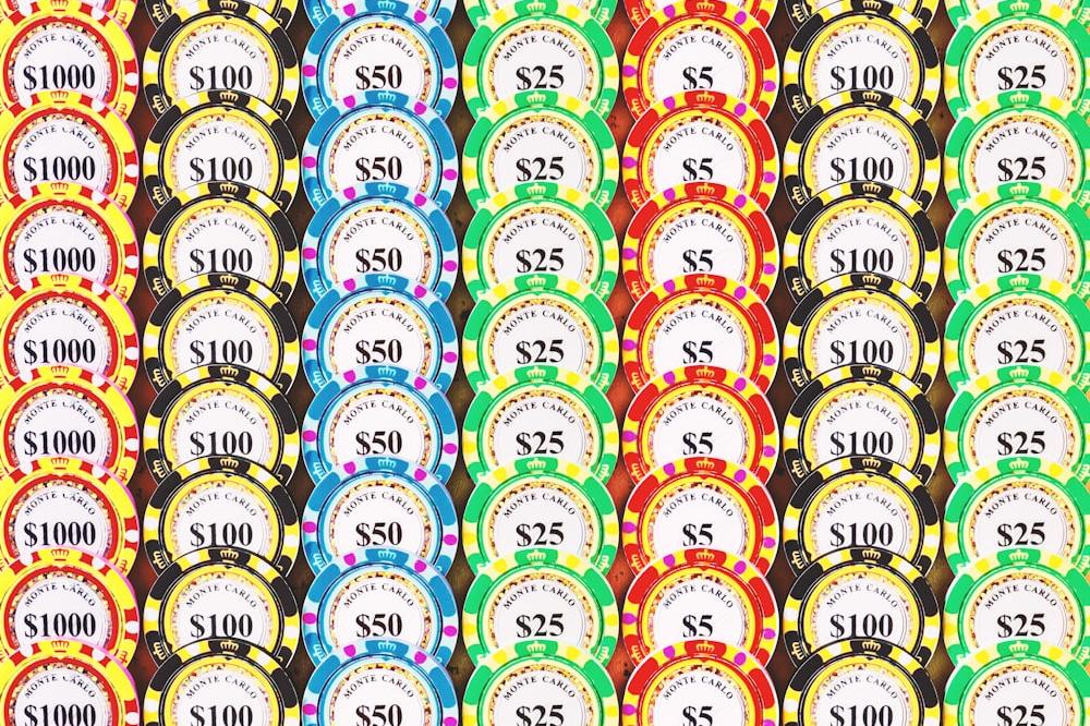 Meja poker dengan chip