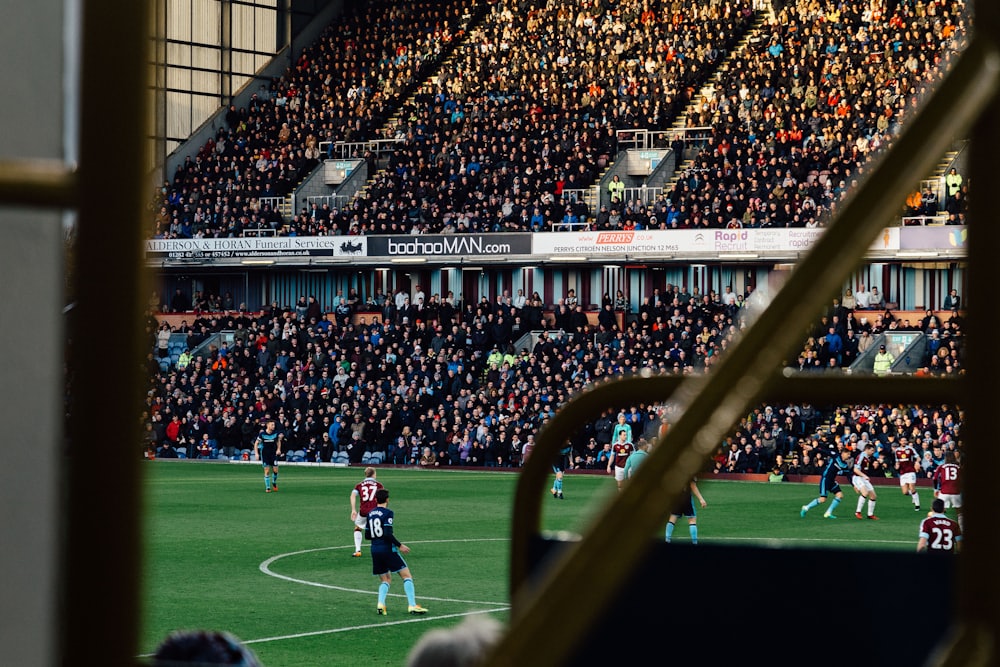 Stadion sepak bola saat pertandingan berlangsung