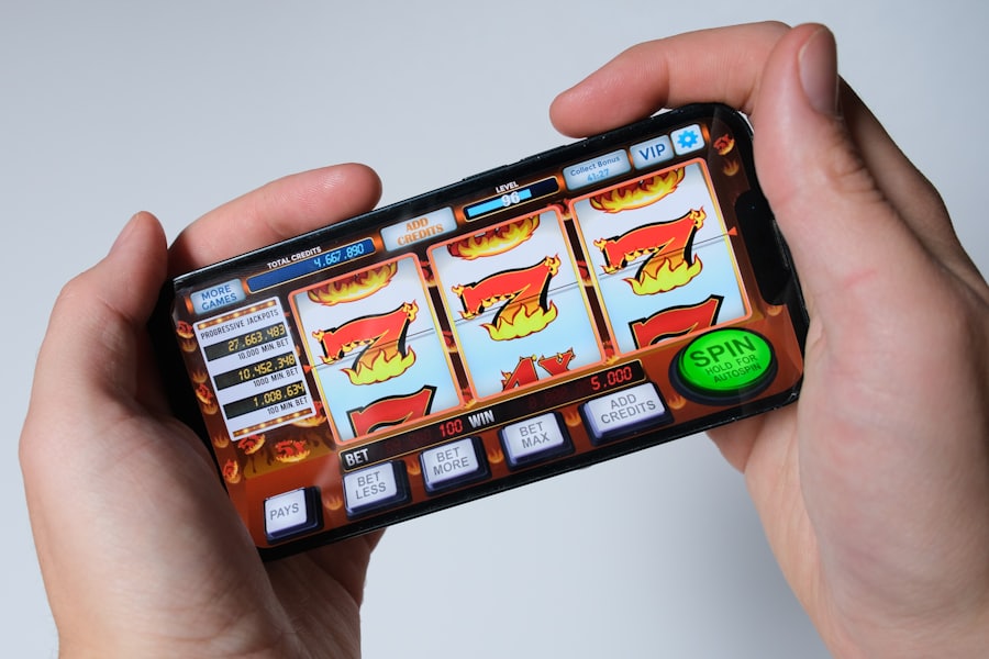 Tangan memainkan permainan slot pada ponsel